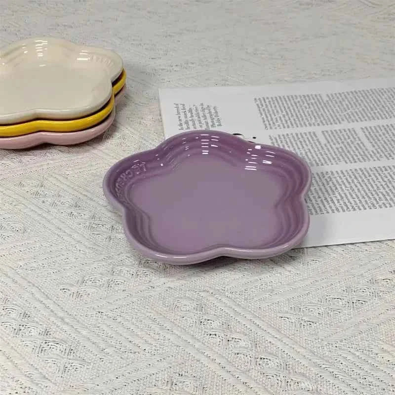 5.5'' Flower-Shaped Ceramic Cat Bowl – Extra-Wide Raised Anti-Vomiting Feeder, Elegant Pet Food Dish for Cats.