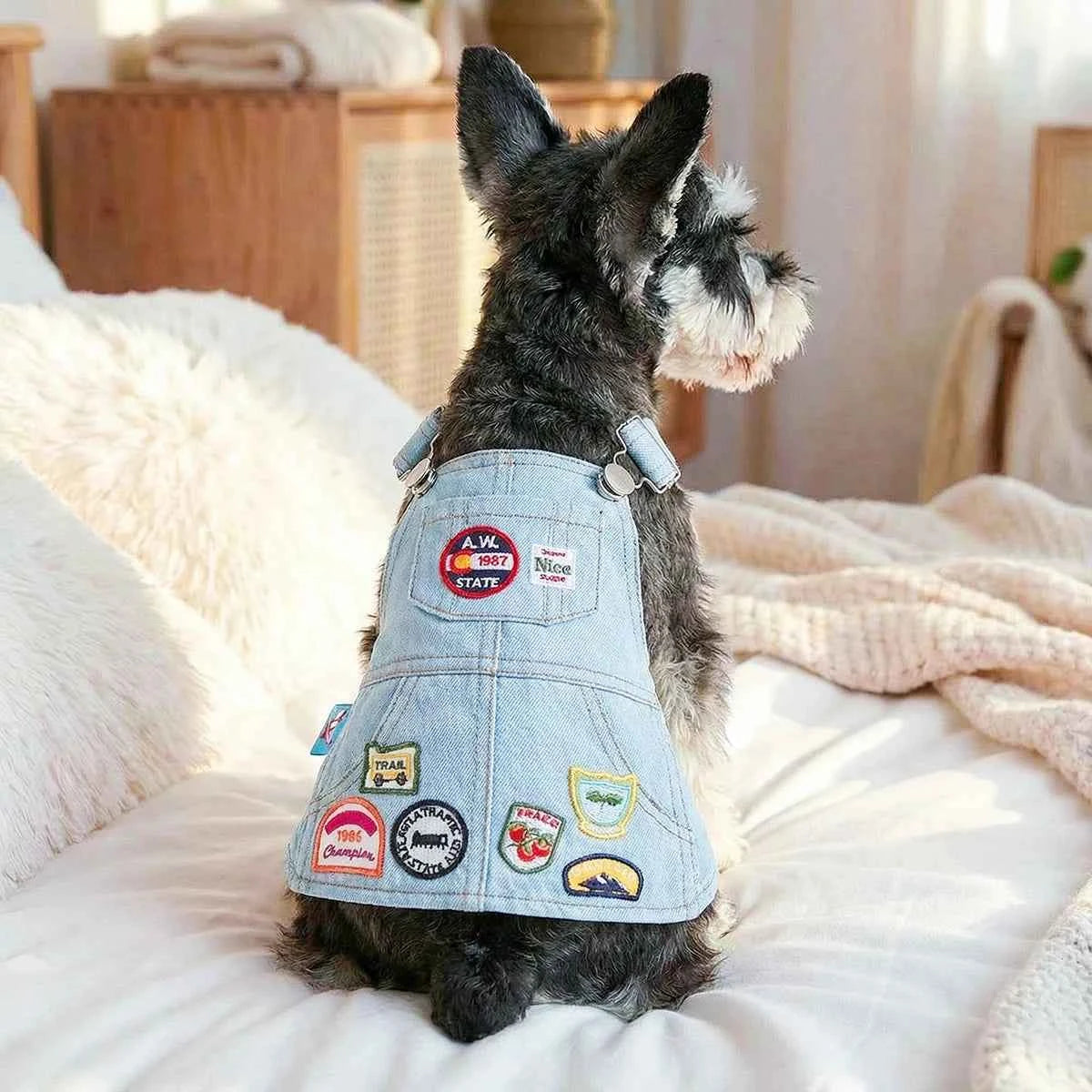 Retro Denim Pet Dress – Stylish Badge Skirt for Cats & Small Dogs, Cute Summer Outfit for Outdoor Adventures.
