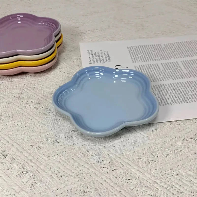 5.5'' Flower-Shaped Ceramic Cat Bowl – Extra-Wide Raised Anti-Vomiting Feeder, Elegant Pet Food Dish for Cats.