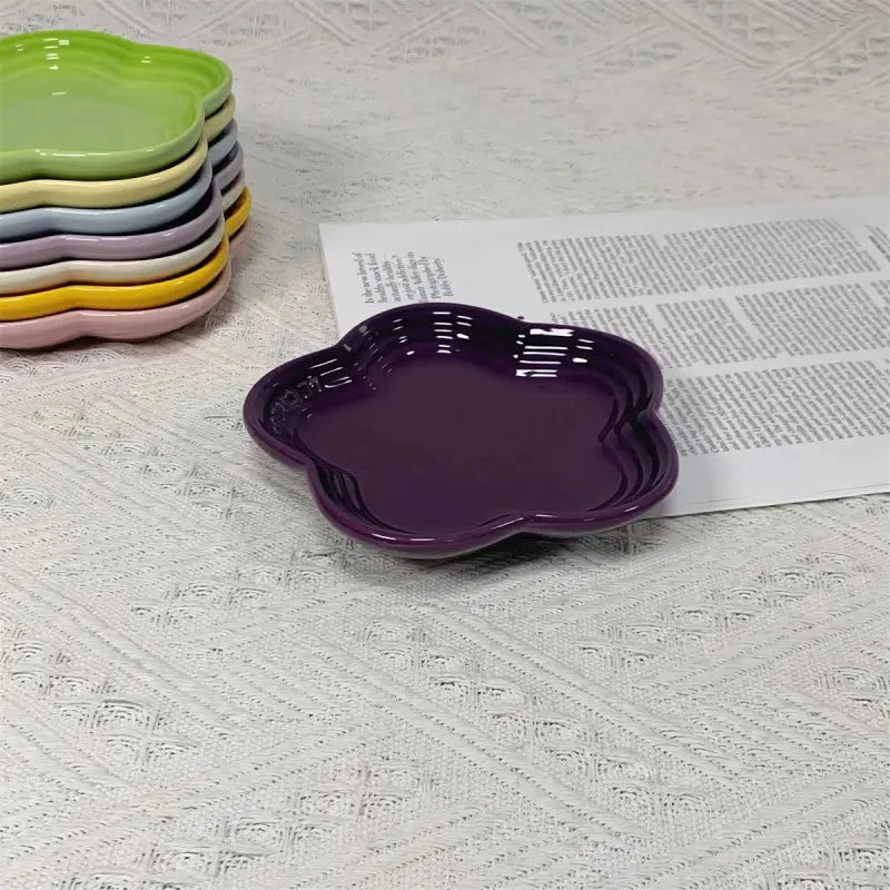 5.5'' Flower-Shaped Ceramic Cat Bowl – Extra-Wide Raised Anti-Vomiting Feeder, Elegant Pet Food Dish for Cats.
