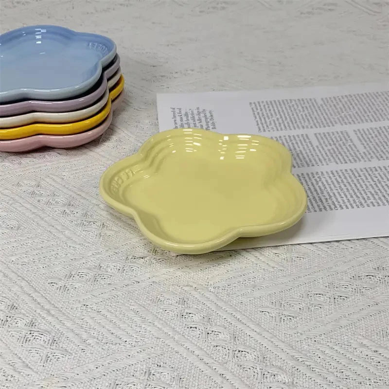 5.5'' Flower-Shaped Ceramic Cat Bowl – Extra-Wide Raised Anti-Vomiting Feeder, Elegant Pet Food Dish for Cats.