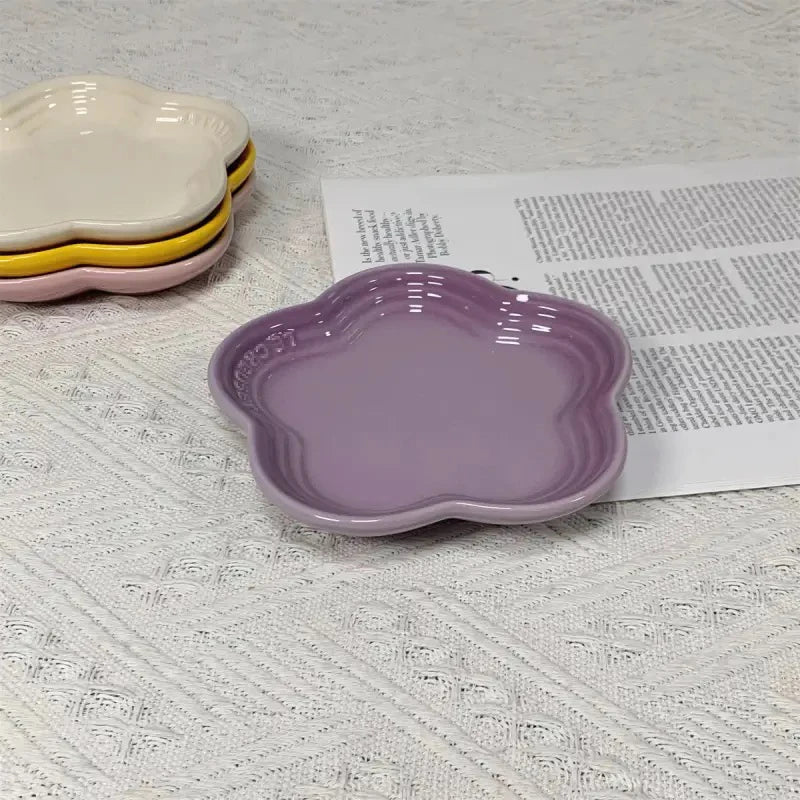 5.5'' Flower-Shaped Ceramic Cat Bowl – Extra-Wide Raised Anti-Vomiting Feeder, Elegant Pet Food Dish for Cats.