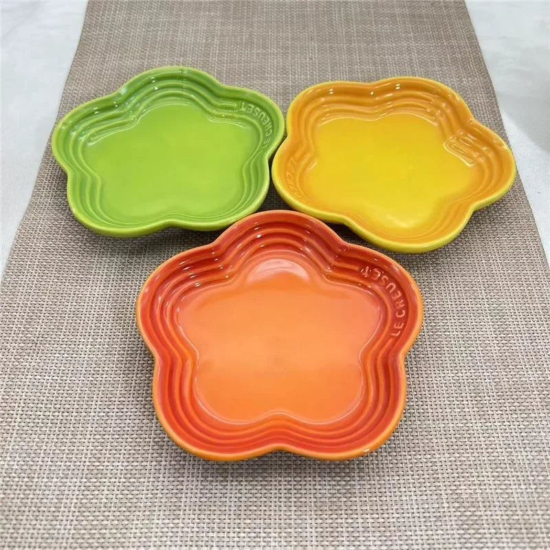 5.5'' Flower-Shaped Ceramic Cat Bowl – Extra-Wide Raised Anti-Vomiting Feeder, Elegant Pet Food Dish for Cats.