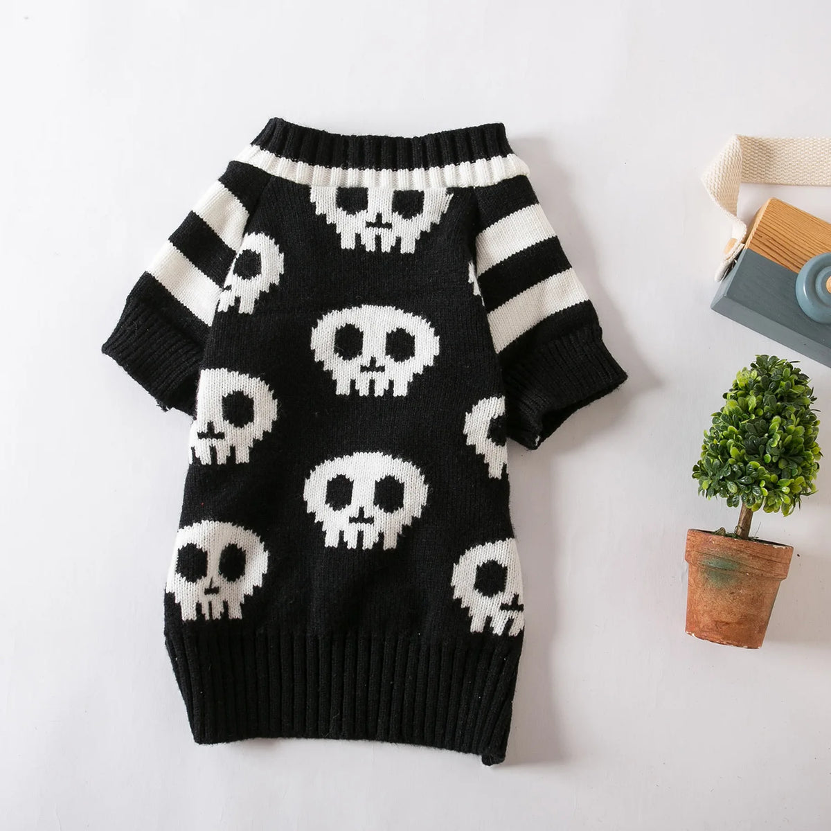Halloween Pet Costume Skull Knitted Sweater Spring and Autumn Warmth for Cats and Dogs.