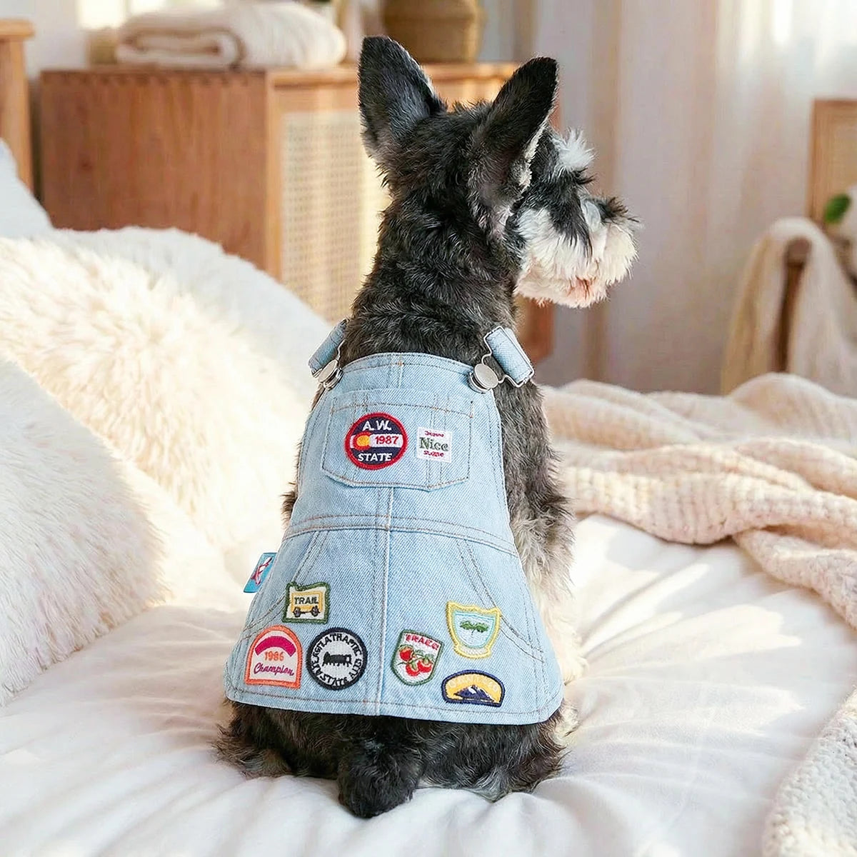 Retro Denim Pet Dress – Stylish Badge Skirt for Cats & Small Dogs, Cute Summer Outfit for Outdoor Adventures.