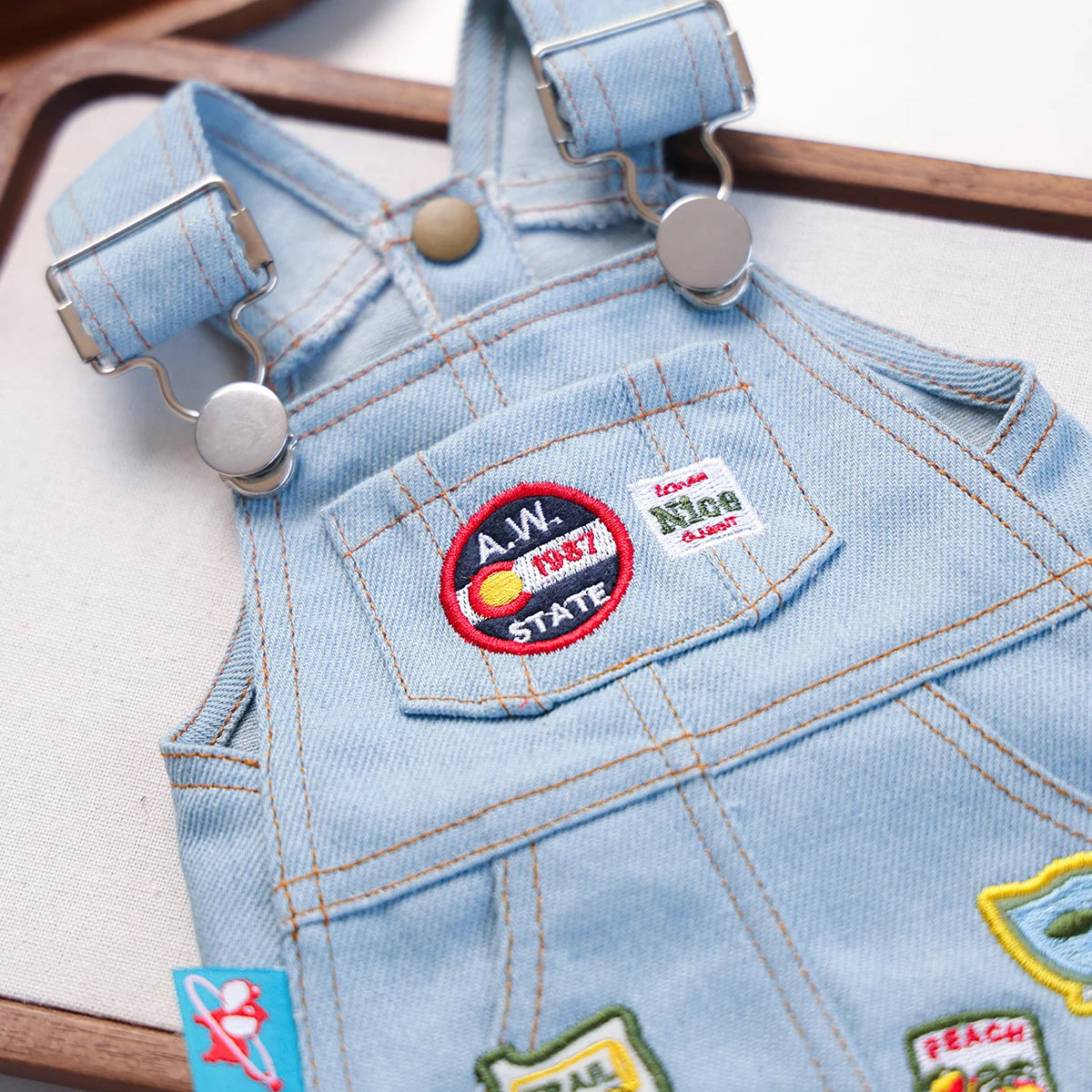 Retro Denim Pet Dress – Stylish Badge Skirt for Cats & Small Dogs, Cute Summer Outfit for Outdoor Adventures.