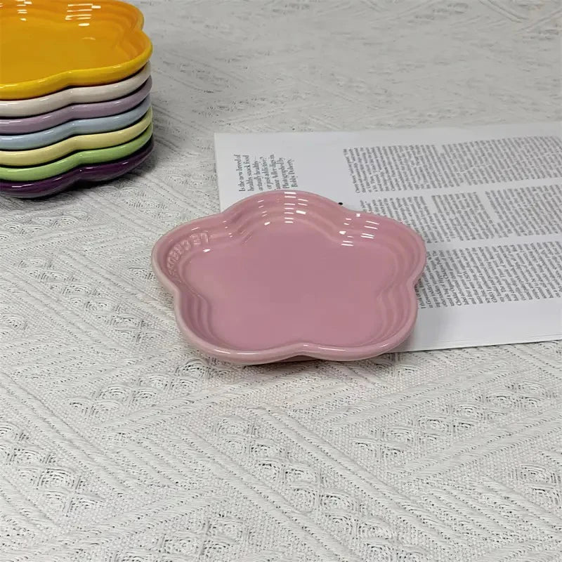 5.5'' Flower-Shaped Ceramic Cat Bowl – Extra-Wide Raised Anti-Vomiting Feeder, Elegant Pet Food Dish for Cats.