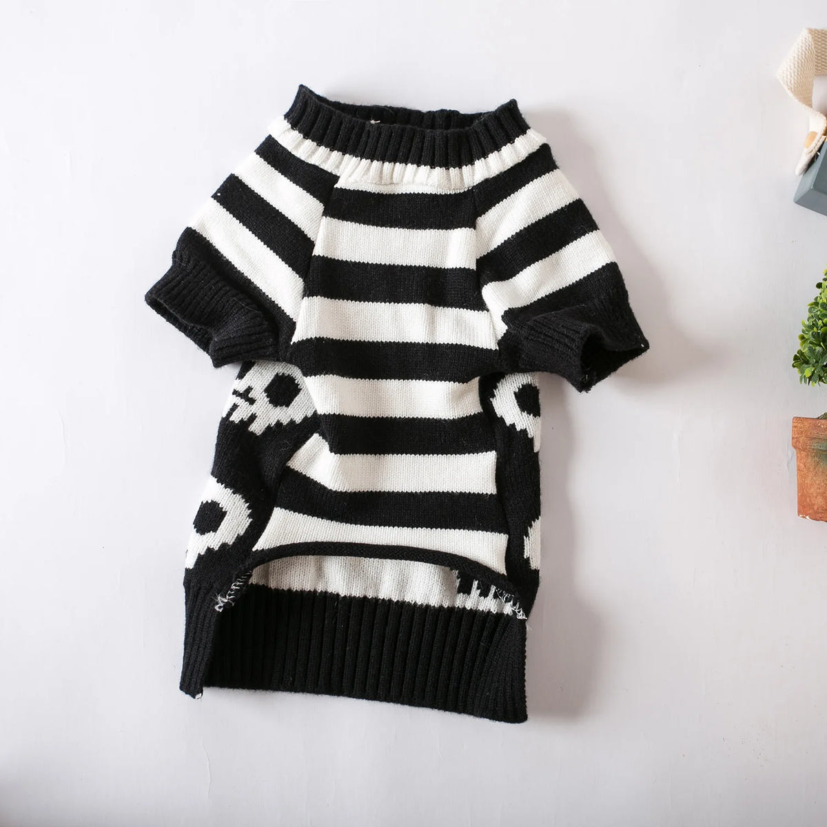 Halloween Pet Costume Skull Knitted Sweater Spring and Autumn Warmth for Cats and Dogs.