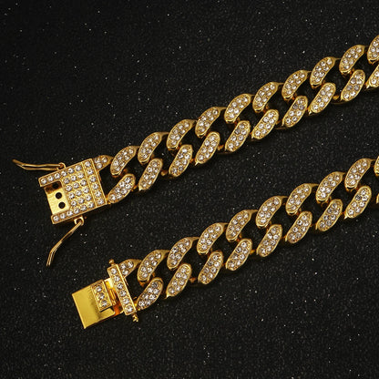 Diamond Cuban Link Pet Collar – Stylish Metal Chain Walking Collar with Secure Buckle for Dogs & Cats, Luxury Jewelry Accessory.
