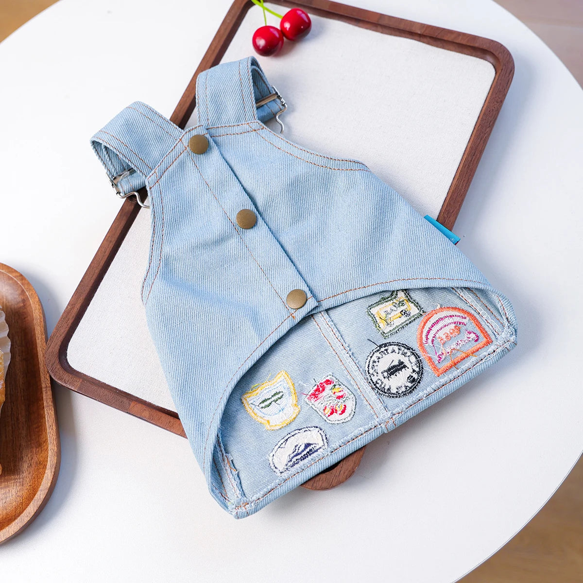 Retro Denim Pet Dress – Stylish Badge Skirt for Cats & Small Dogs, Cute Summer Outfit for Outdoor Adventures.