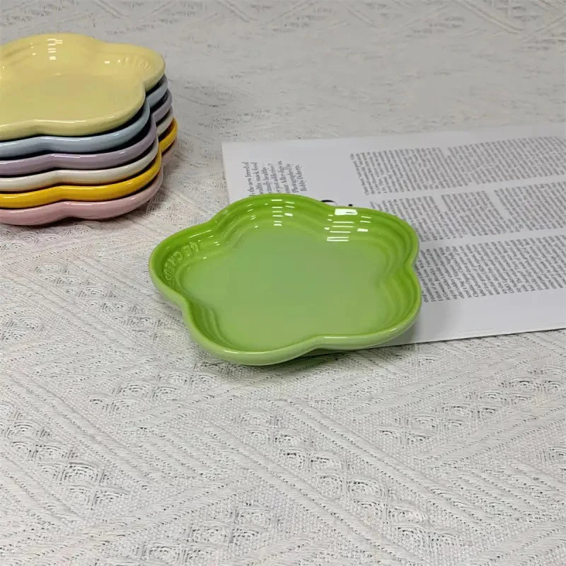 5.5'' Flower-Shaped Ceramic Cat Bowl – Extra-Wide Raised Anti-Vomiting Feeder, Elegant Pet Food Dish for Cats.