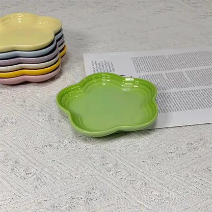 5.5'' Flower-Shaped Ceramic Cat Bowl – Extra-Wide Raised Anti-Vomiting Feeder, Elegant Pet Food Dish for Cats.