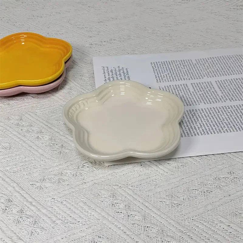 5.5'' Flower-Shaped Ceramic Cat Bowl – Extra-Wide Raised Anti-Vomiting Feeder, Elegant Pet Food Dish for Cats.